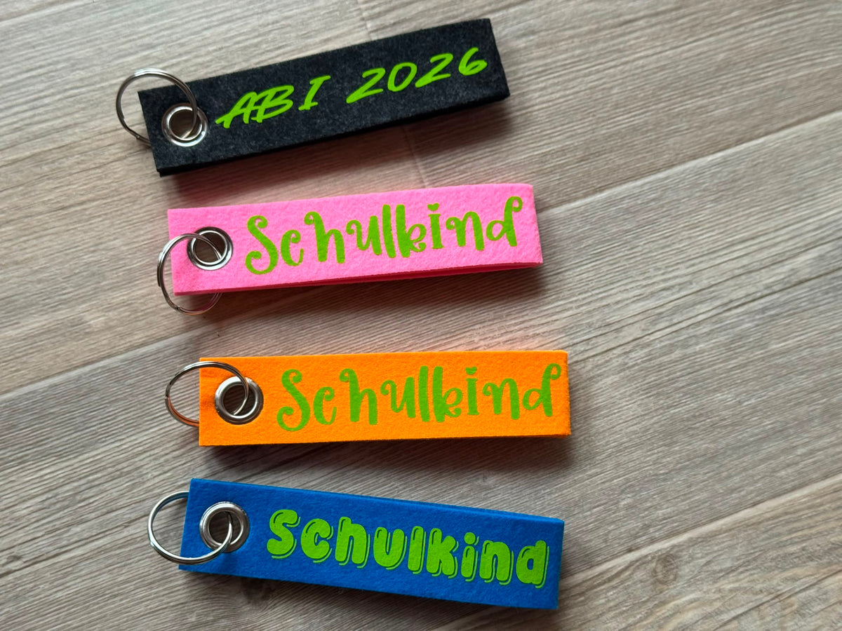 Personalisierter Schlüsselanhänger aus Filz mit Name oder  Wunschtext. Individueller Taschenanhänger als Geschenk.