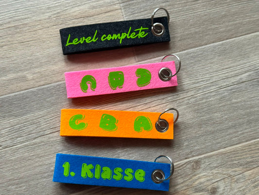 Personalisierter Schlüsselanhänger aus Filz mit Name oder  Wunschtext. Individueller Taschenanhänger als Geschenk.