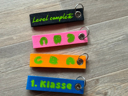 Personalisierter Schlüsselanhänger aus Filz mit Name oder  Wunschtext. Individueller Taschenanhänger als Geschenk.