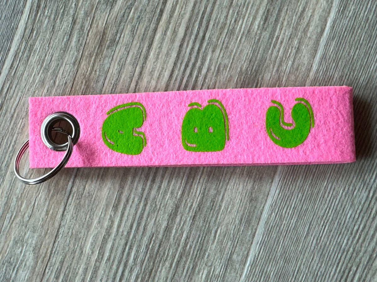 Personalisierter Schlüsselanhänger aus Filz mit Name oder  Wunschtext. Individueller Taschenanhänger als Geschenk.