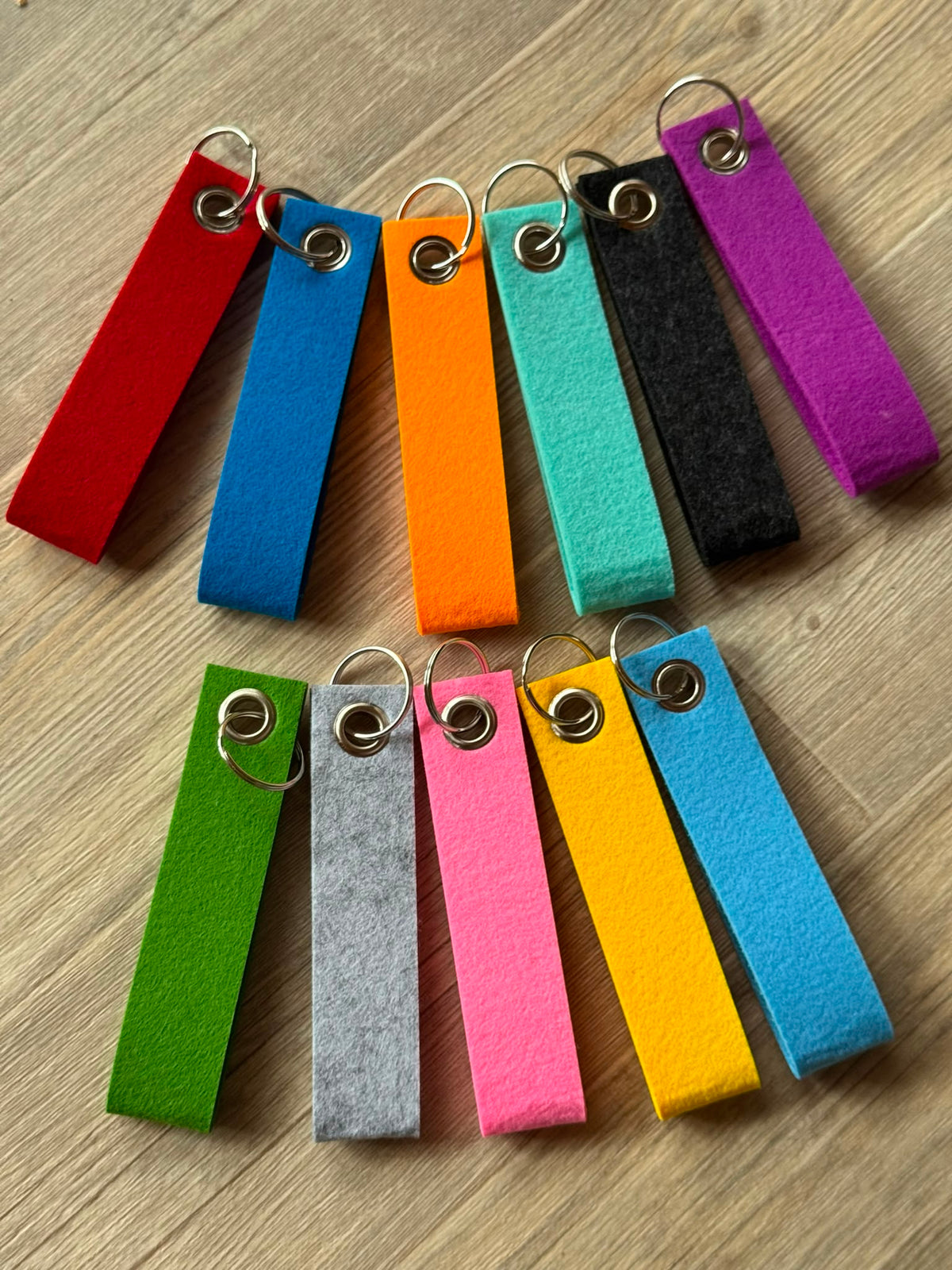 Personalisierter Schlüsselanhänger aus Filz mit Name oder  Wunschtext. Individueller Taschenanhänger als Geschenk.