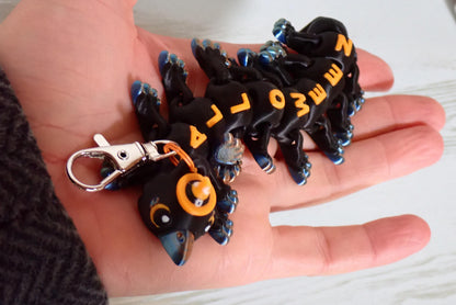 Bewegliche Halloween Krähe 3D Druck I Flexi Rabe mit Hexenhut Fidget Toy I Spooky Deko & Anti-Stress Sielzeug I Articulated Crow