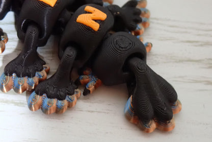 Bewegliche Halloween Krähe 3D Druck I Flexi Rabe mit Hexenhut Fidget Toy I Spooky Deko & Anti-Stress Sielzeug I Articulated Crow